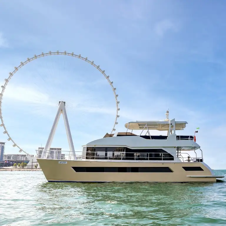 2 Hour Yacht Tour in Burj Coastline with Breakfast or BBQ
