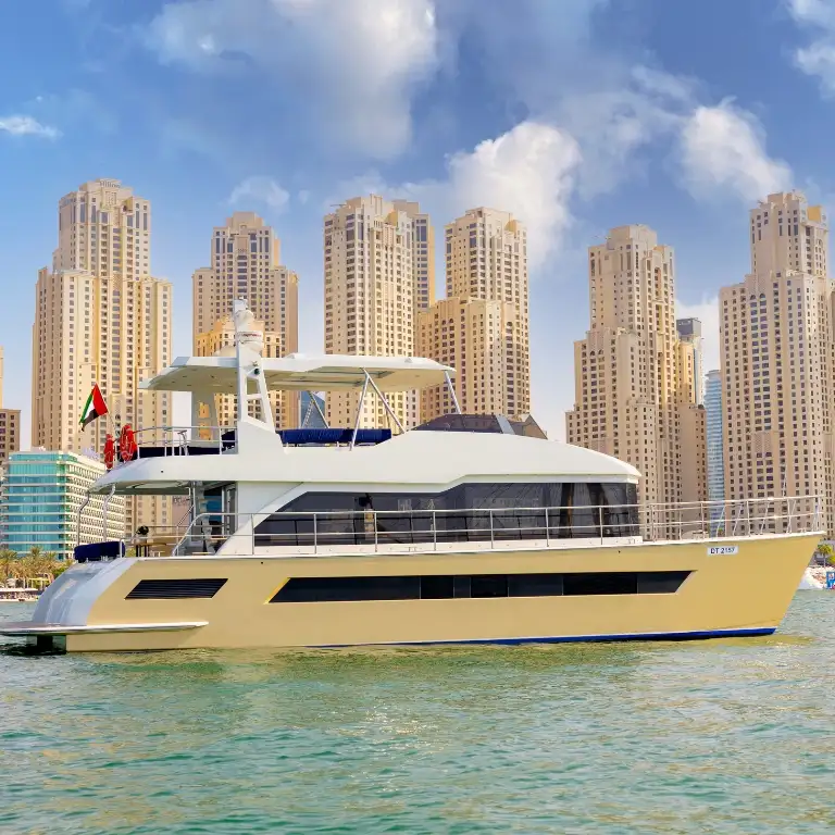 2 Hour Yacht Tour in Burj Coastline with Breakfast or BBQ