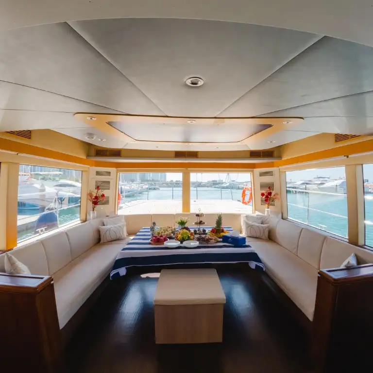 2 Hour Yacht Tour in Burj Coastline with Breakfast or BBQ
