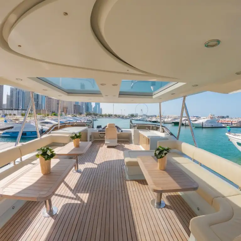 2 Hour Yacht Tour in Burj Coastline with Breakfast or BBQ