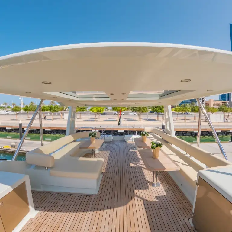 2 Hour Yacht Tour in Burj Coastline with Breakfast or BBQ