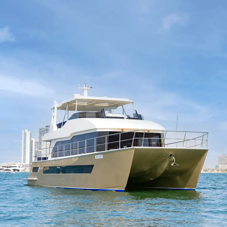 2 Hour Yacht Tour in Burj Coastline with Breakfast or BBQ