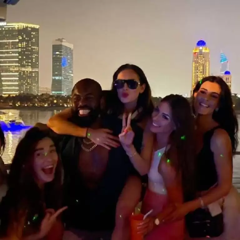 Evening 4 Hour Yacht Cruise with Unlimited Drinks