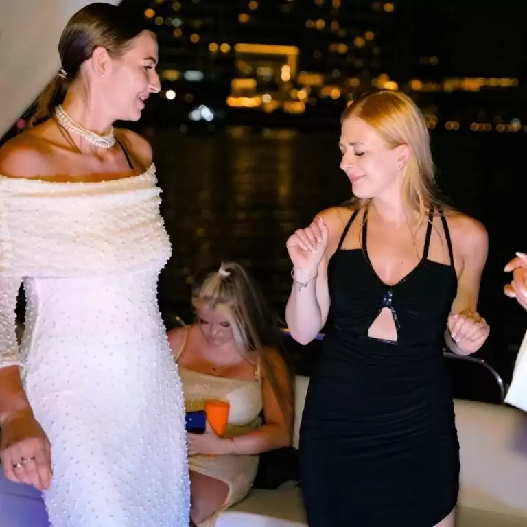 Evening 4 Hour Yacht Cruise with Unlimited Drinks