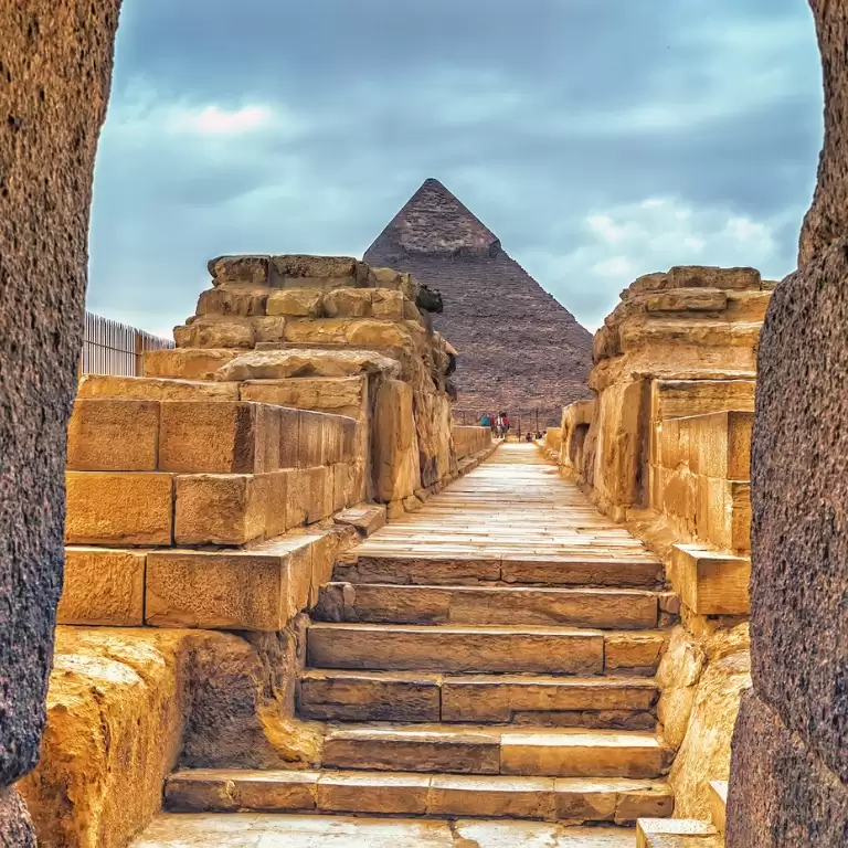 From Hurghada: Full-Day Cairo Tour of Pyramids, Sphinx, Museum and Bazaar