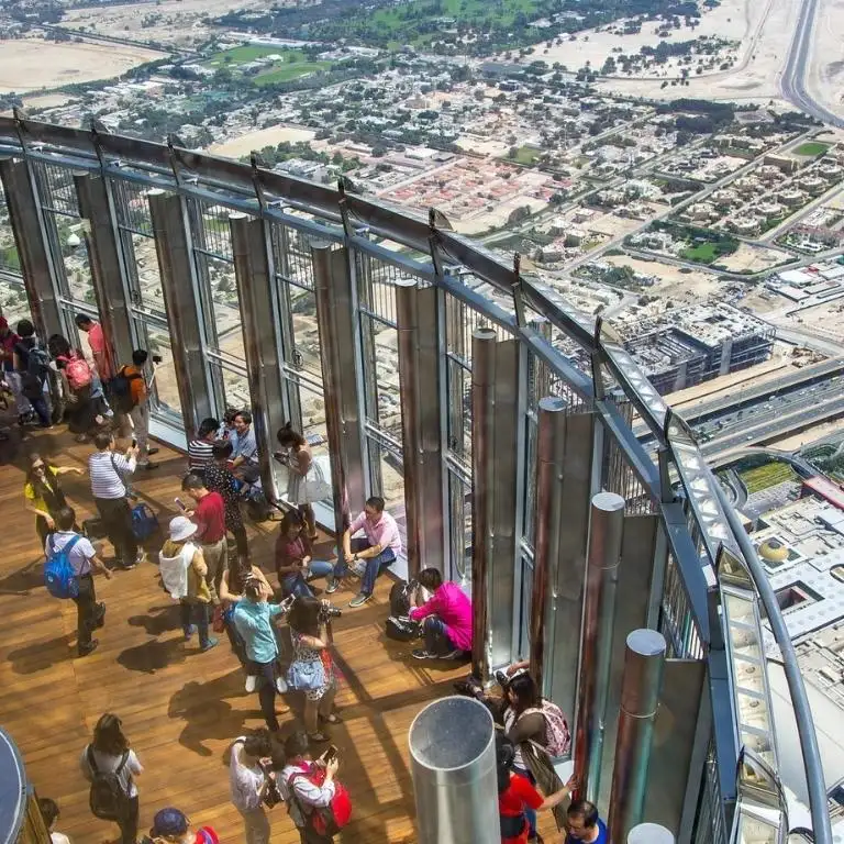 En Üstte, Burj Khalifa ve Dubai Akvaryumu