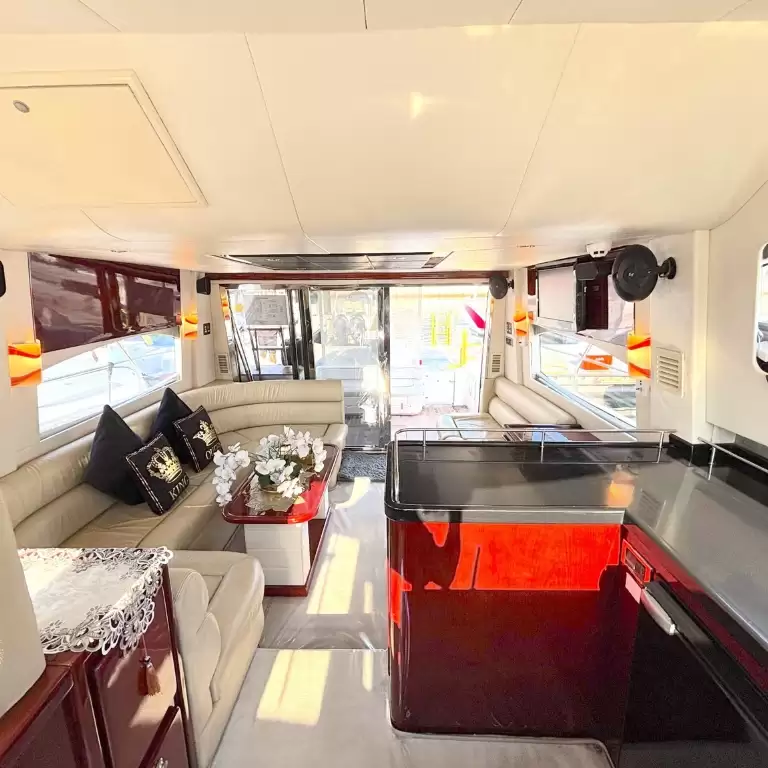 Dubai: Private Luxury Cruise on a Stylish 50ft Yacht