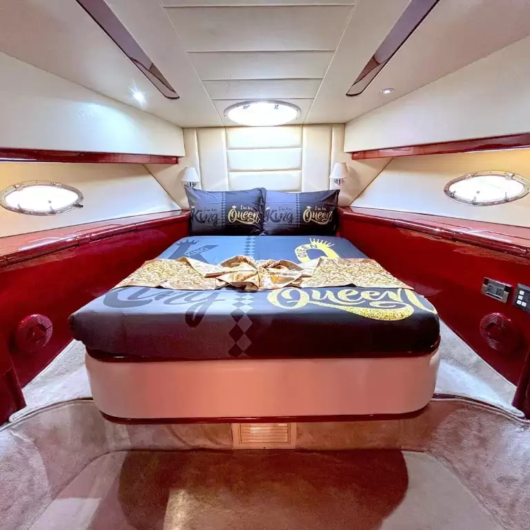 Dubai: Private Luxury Cruise on a Stylish 50ft Yacht