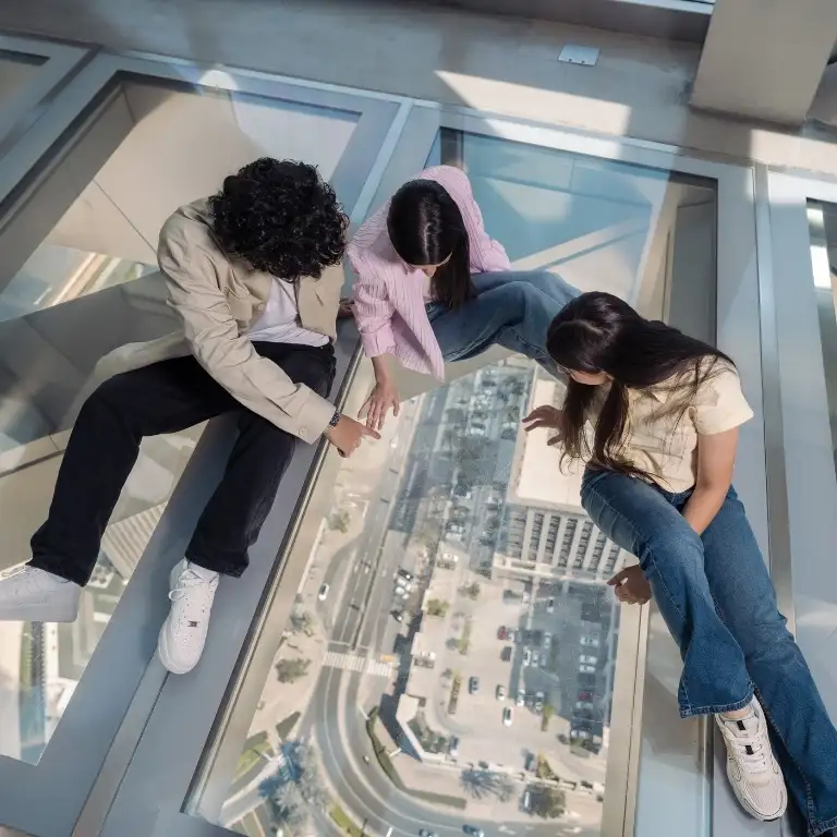 Kaydırak ve Altın Menüsü ile Gökyüzü Manzaraları