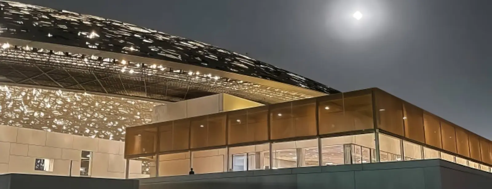 Full moon kayak tour at louvre Abu Dhabi