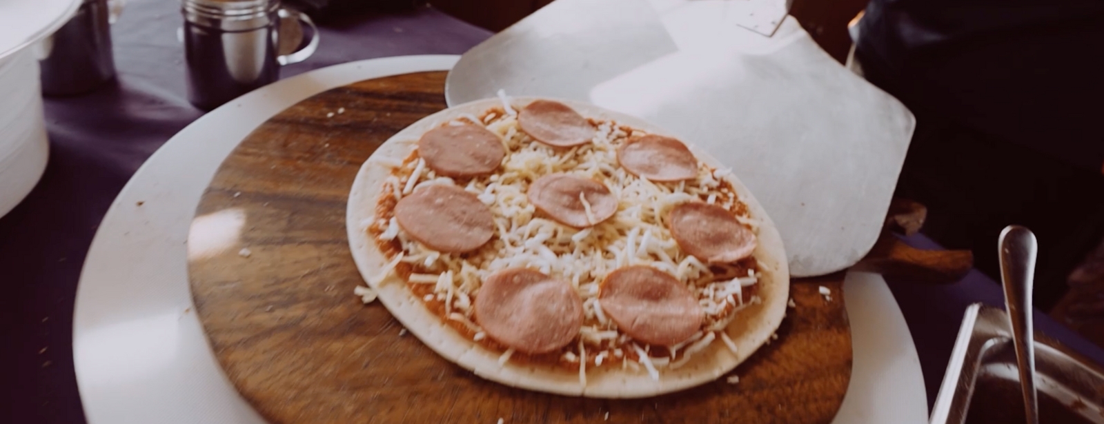 Creek sightseeing cruise with unlimited Pizza