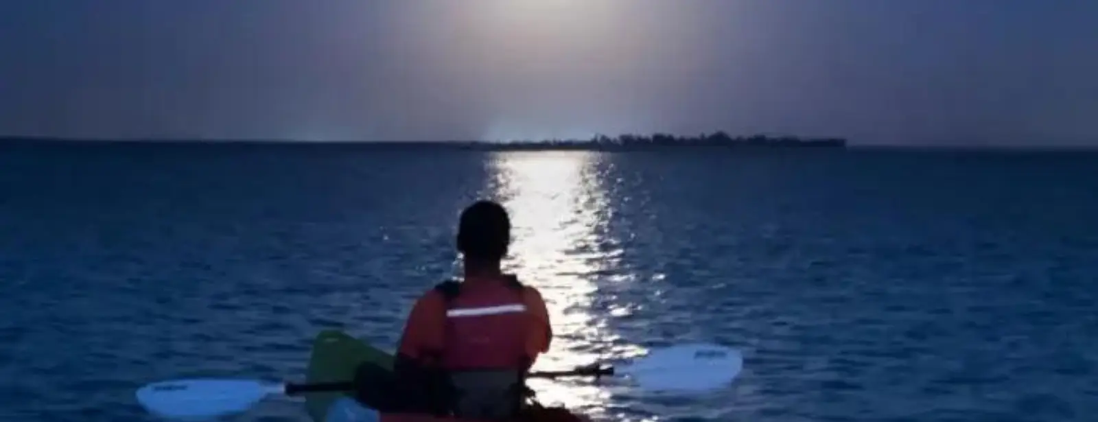 Full moon kayak tour at louvre Abu Dhabi