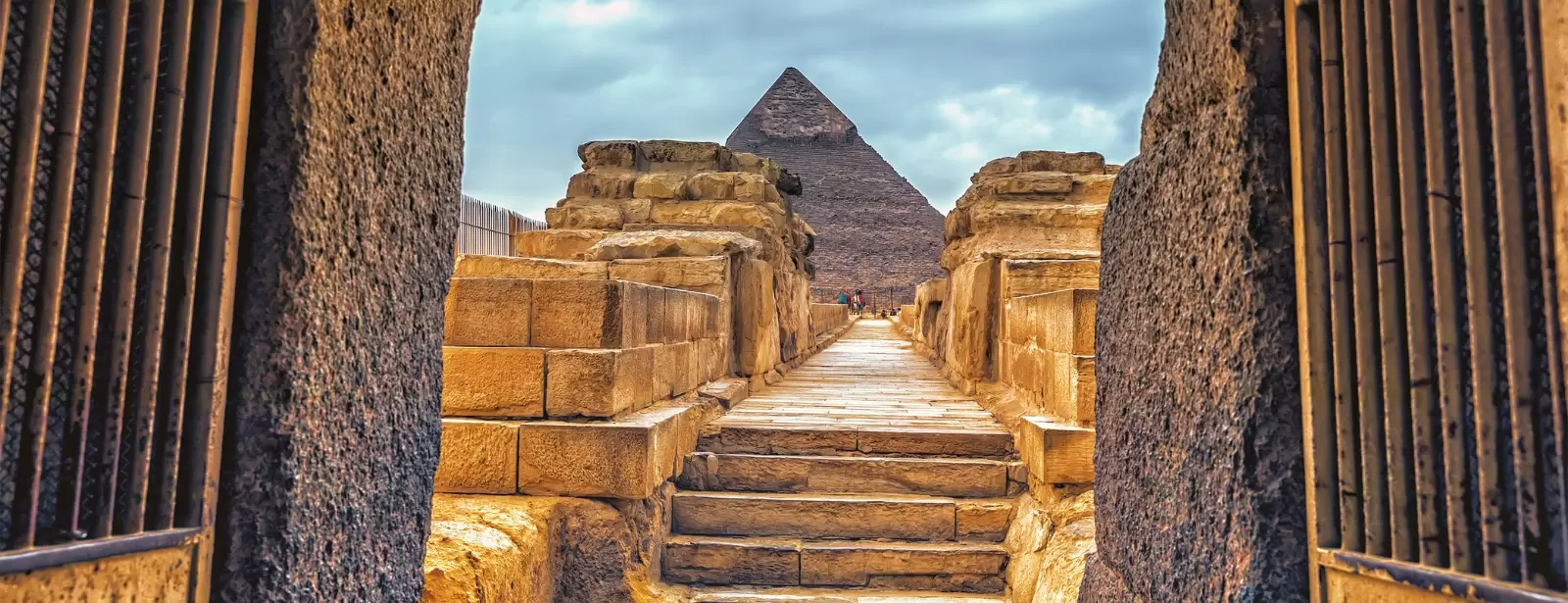 From Hurghada: Full-Day Cairo Tour of Pyramids, Sphinx, Museum and Bazaar