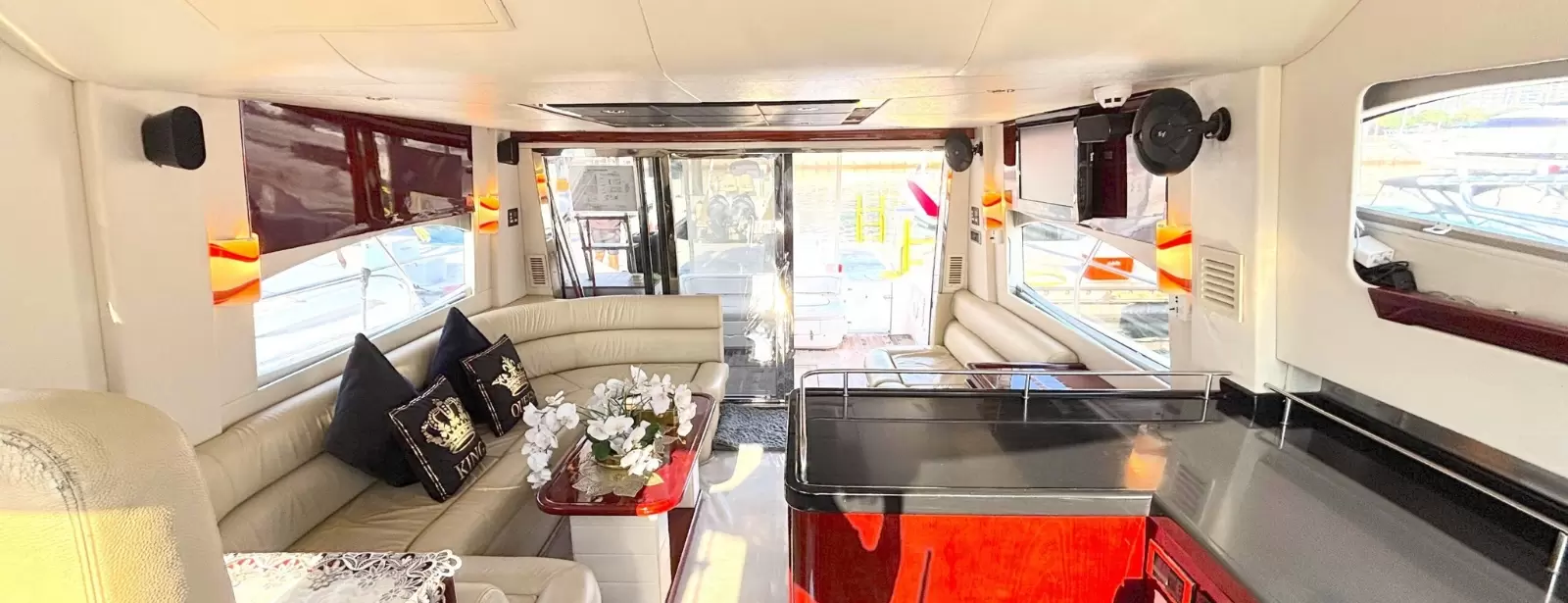 Dubai: Private Luxury Cruise on a Stylish 50ft Yacht