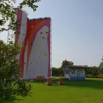 The Crag Rock Climbing, Zallaq
