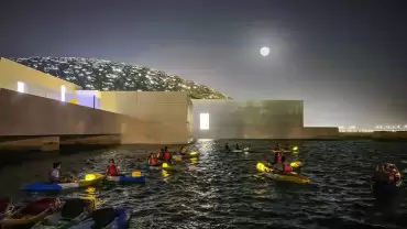 Full moon kayak tour at louvre Abu Dhabi