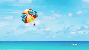 Parasailing at West Bay - Qool Qatar