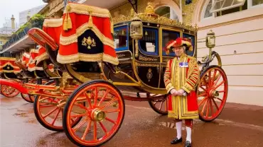 The Royal Mews & Buckingham Palace